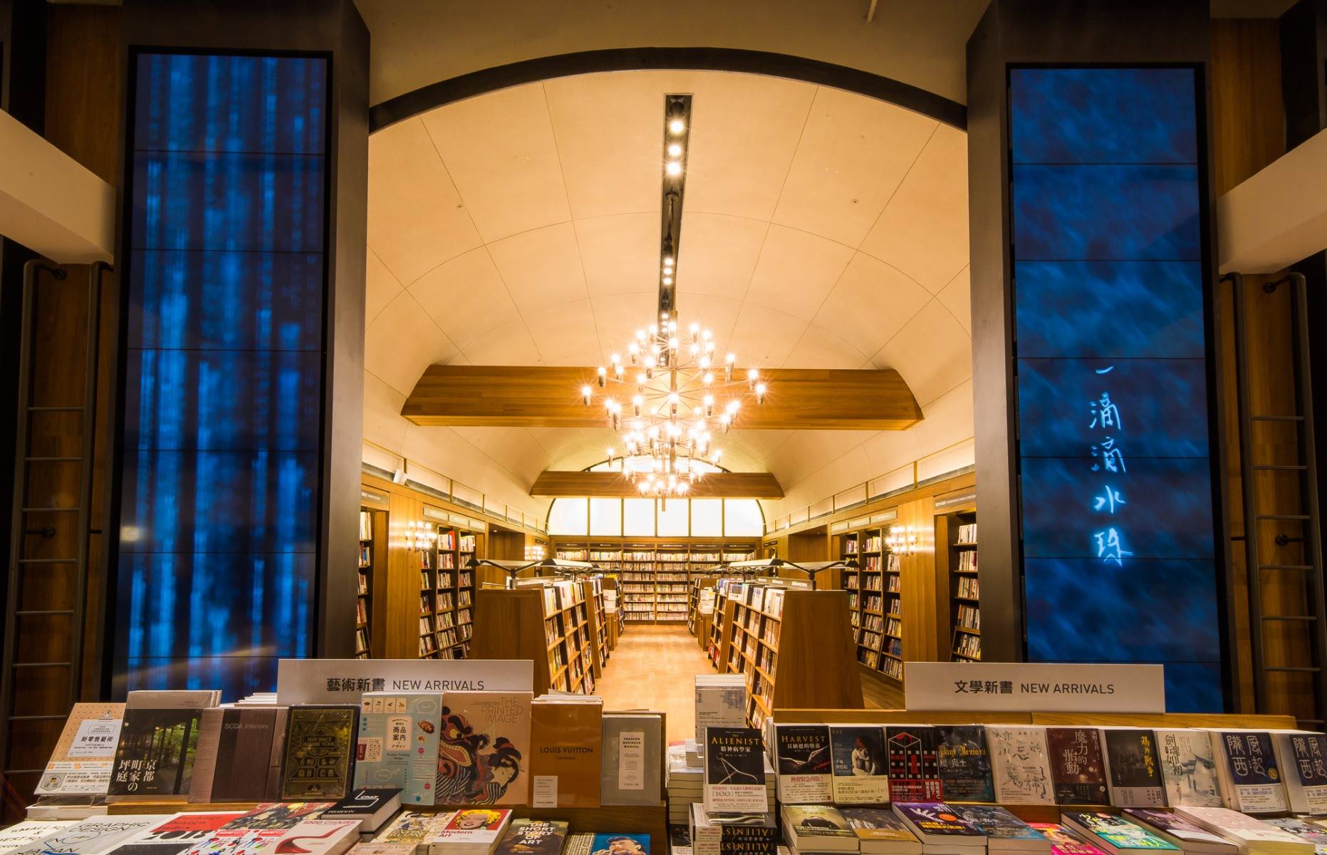 某知名大型連鎖書店故事集 – 幻化動態的柱面